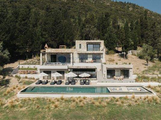 villa straight facade