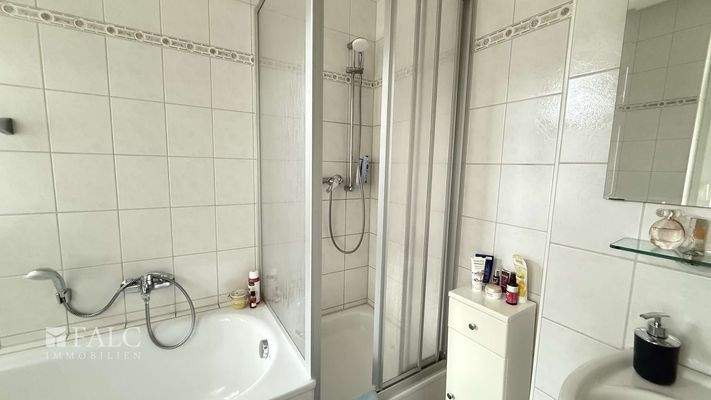 Bad mit Dusche und Wanne 