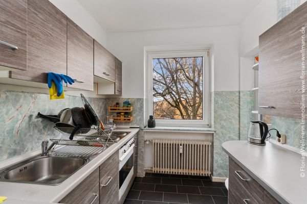 Küche (7,73m²) mit komplett ausgestattet Einbauküche.
