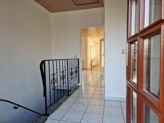 Der Eingangsbereich zur Wohnung im EG und Treppenabgang zum Heizungsraum