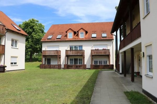 Außenansicht mit Terrasse im Sommer