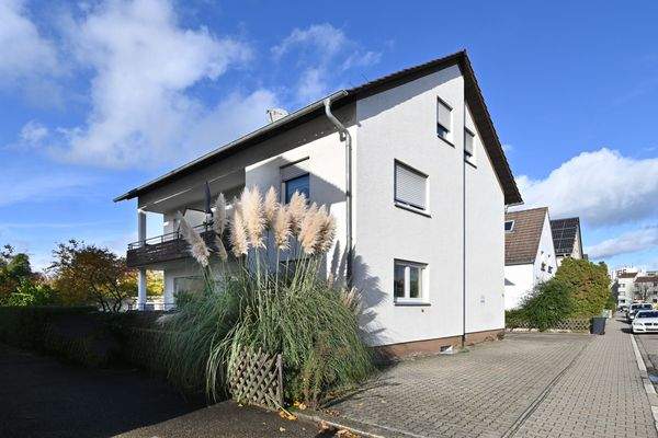 Hausansicht_Straßenseite_Balkone_RZ