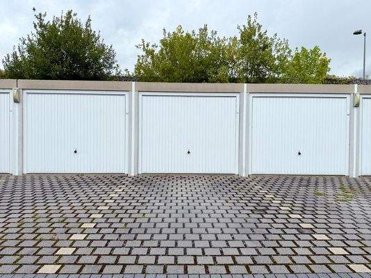 Garage und Stellplatz