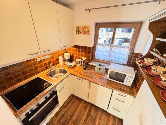 Küche mit Fenster und EBK