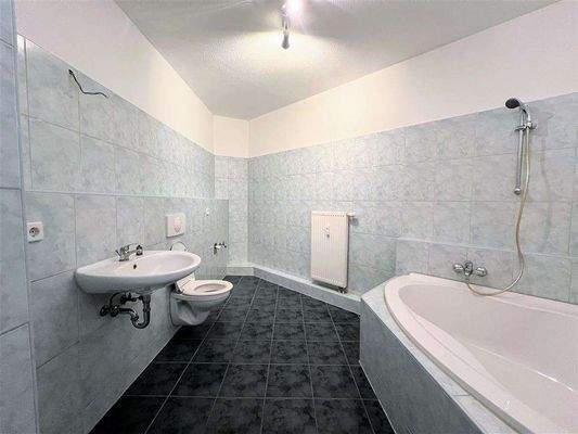 Großzügiges Badezimmer mit