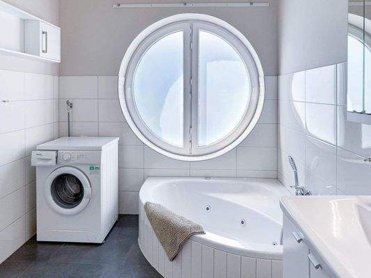 Vollbad mit Whirlpool-Wanne