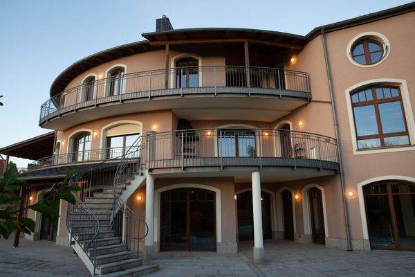 Blick auf die Villa vom Terrassenbereich