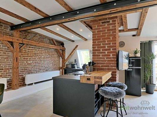 Balken-Tresen mit Hockern