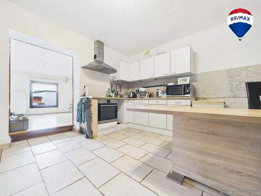 REMAX Immobilien DeLux Einfamilienhau Küche Mandelbachtal Mark Borowicz