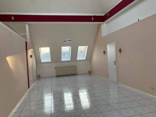 lichtdurchflutetes Wohnzimmer