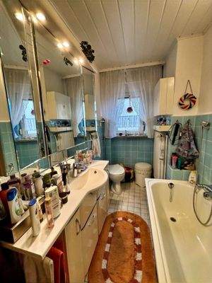 Badezimmer mit Badewanne im Erdgeschoss