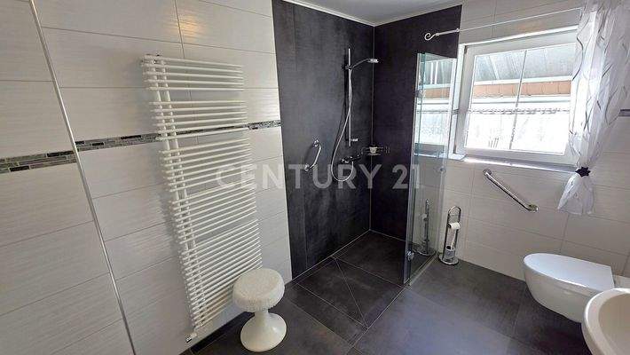 Bodenebene Dusche im neuen Bad mit Glasschiebeelement