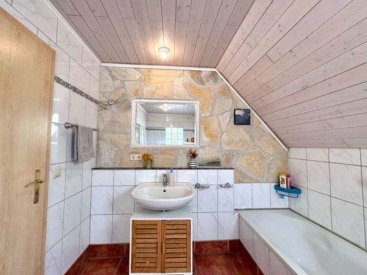 Bad mit Dachschräge und Waschbecken