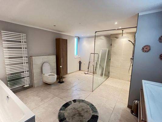 Bad mit Anschluss WM und Trockner