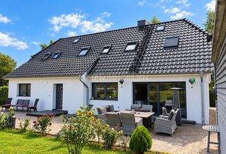 Rückansicht Haus im Sommer