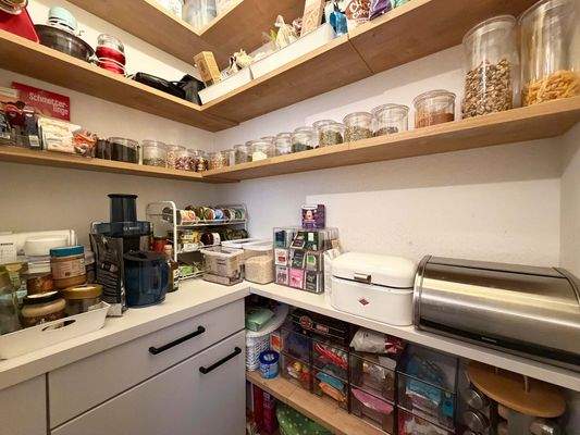Die praktische Speis' (Speisekammer) hält Lebensmittel, Geräte und Alltagsvorräte übersichtlich an einem Ort
