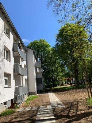 Rückansicht Gebäude mit Fenstern und Begrünung 