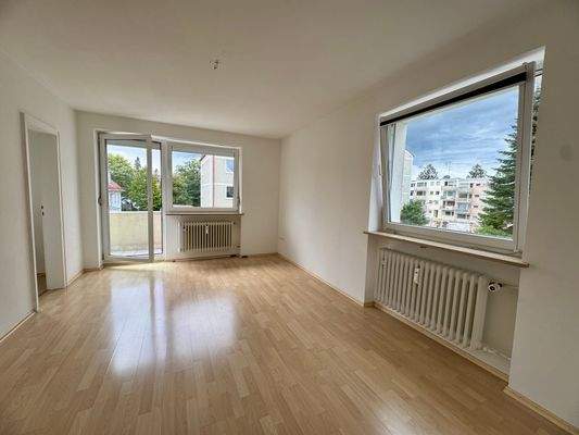 Wohnzimmer mit Ausgang zum Balkon