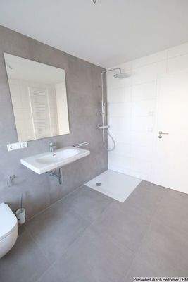 Tageslichtbad mit Raindance-Dusche