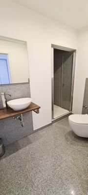 Badezimmer mit Dusche 