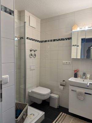 Gäste-WC mit Dusche