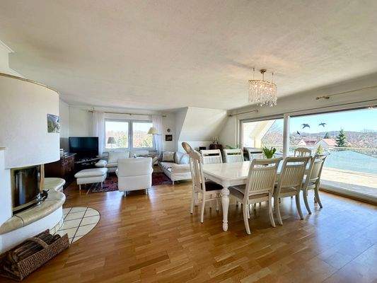 großes und sehr helles Wohnzimmer