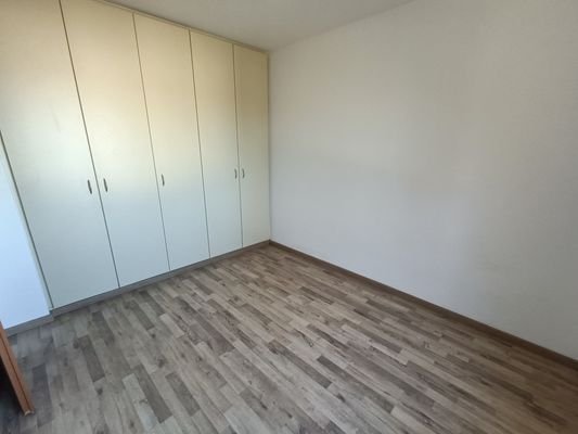 Schlafzimmer Straßenseite mit Einbauschrank