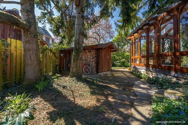 Gartenschopf mit Holzlager