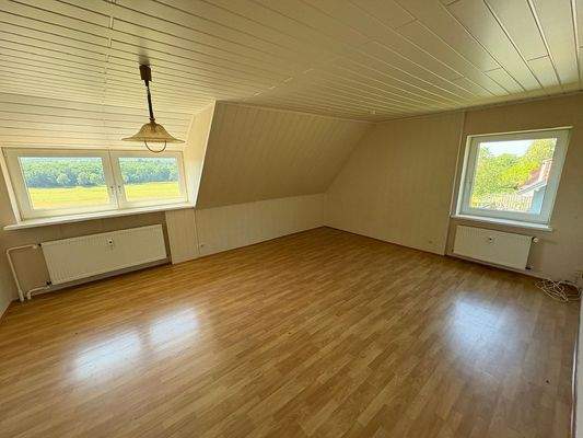 Wohn-/Esszimmer im Dachgeschoss rechts