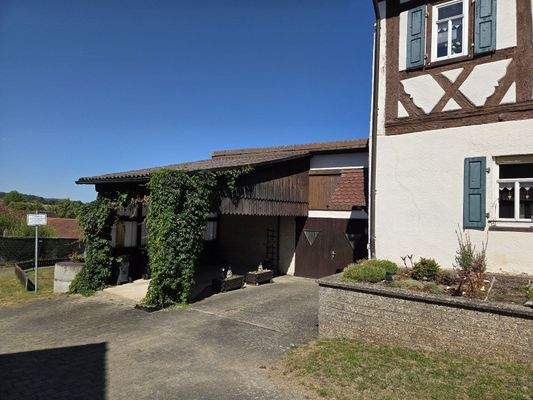 Zugang Nebengebäude/Garage + Stellplätze