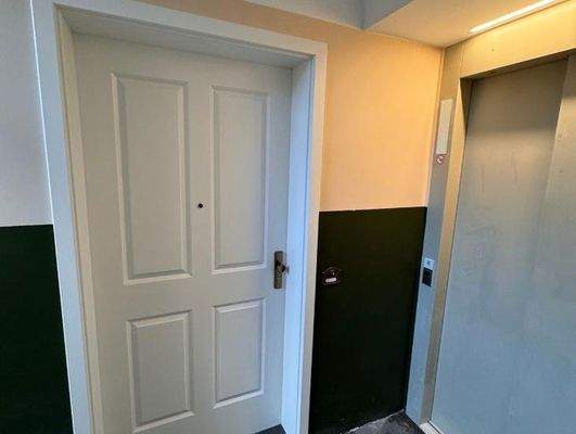 Eingang Wohnung + Fahrstuhl