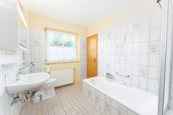 Badezimmer mit Dusche und Badewanne