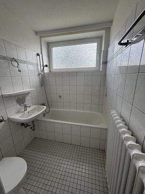 Tageslichtbad mit Wanne