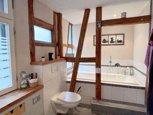 ... und großer Badewanne im OG