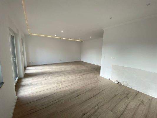 Blick ins Wohnzimmer vpm offenen Küchenbereich