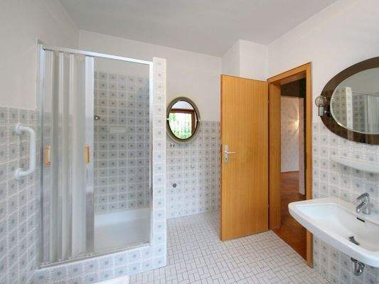 Großes, helles Badezimmer EG