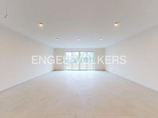 weiträumiger Wohn- und Essbereich mit Gartenzugang