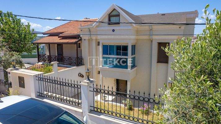 Seafront Furnished Villa with Marina View in Çeşme Dalyan