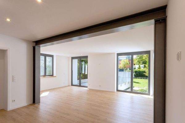 lichtdurchflutetes Wohnzimmer