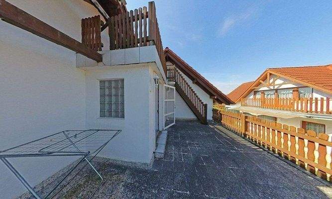 Terrasse mit Balkon.jpg