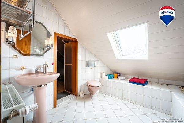 Bad mit Badewanne OG