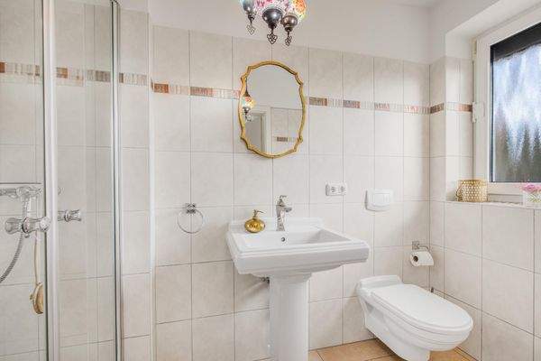 Erdgeschoss: Gäste-WC mit Dusche