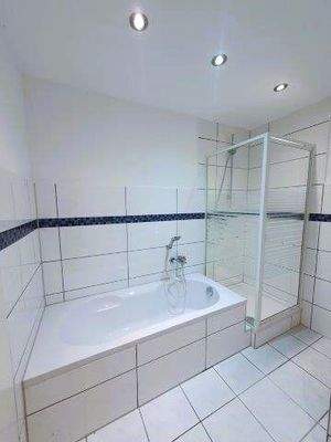 Badewanne mit separater Dusche