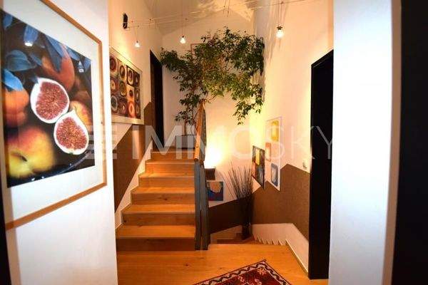 großzügiges Treppenhaus