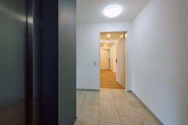 Treppenhaus, Aufzug und Blick zur Wohnung