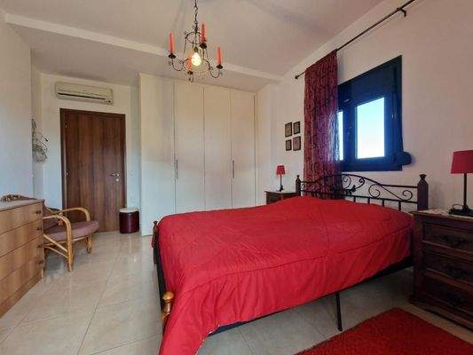 Kreta, Chersonisos: Große Villa am Dorfrand zu verkaufen