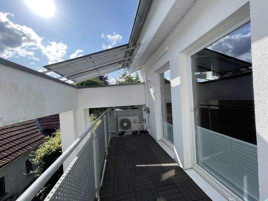 kleiner Balkon mit Solaranlage und Klimagerät