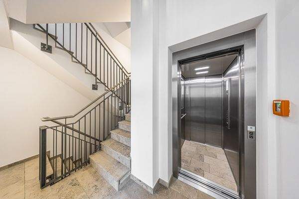 Eigentumswohnung | Treppenhaus mit Aufzug