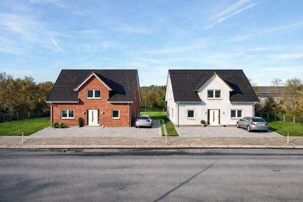 Bebauung mit 2 freistehenden EFH illustriert