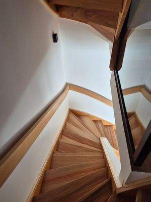 Treppe mit Glasfront